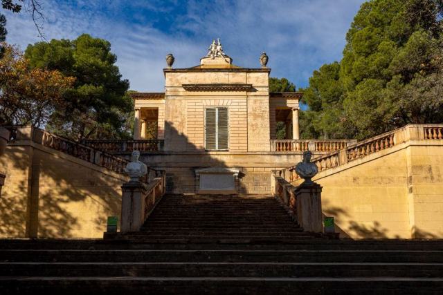 La laiterie de la Reine dans le parc du château de Rambouillet Petit temple néoclassique de pierre claire au milieu des arbres d'un parc
